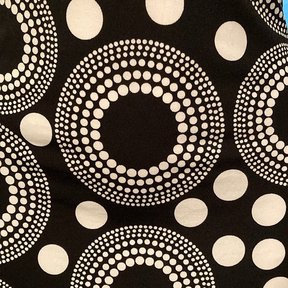 Bison Bisou white mandala pattern dots with polka dots on black size M - Picture 3 of 10